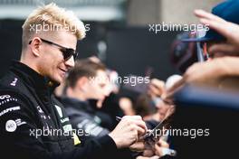 Nico Hulkenberg (GER) Renault Sport F1 Team signs autographs for the fans. 07.06.2018. Formula 1 World Championship, Rd 7, Canadian Grand Prix, Montreal, Canada, Preparation Day.