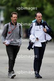 (L to R): Alex Wurz (AUT) Williams Driver Mentor with Robert Kubica (POL) Williams Reserve and Development Driver. 13.04.2018. Formula 1 World Championship, Rd 3, Chinese Grand Prix, Shanghai, China, Practice Day.