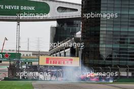 Max Verstappen (NLD) Red Bull Racing RB14 runs wide the final corner. 13.04.2018. Formula 1 World Championship, Rd 3, Chinese Grand Prix, Shanghai, China, Practice Day.