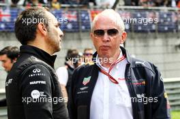 (L to R): Cyril Abiteboul (FRA) Renault Sport F1 Managing Director with Dr Helmut Marko (AUT) Red Bull Motorsport Consultant on the grid. 15.04.2018. Formula 1 World Championship, Rd 3, Chinese Grand Prix, Shanghai, China, Race Day.