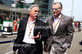 (L to R): Chase Carey (USA) Formula One Group Chairman with Sean Bratches (USA) Formula 1 Managing Director, Commercial Operations on the grid. 15.04.2018. Formula 1 World Championship, Rd 3, Chinese Grand Prix, Shanghai, China, Race Day.