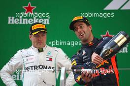 Daniel Ricciardo (AUS) Red Bull Racing, Valtteri Bottas (FIN) Mercedes AMG F1  15.04.2018. Formula 1 World Championship, Rd 3, Chinese Grand Prix, Shanghai, China, Race Day.