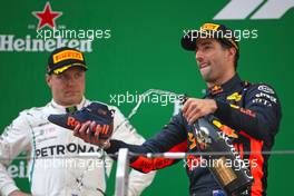 Daniel Ricciardo (AUS) Red Bull Racing and Valtteri Bottas (FIN) Mercedes AMG F1  15.04.2018. Formula 1 World Championship, Rd 3, Chinese Grand Prix, Shanghai, China, Race Day.