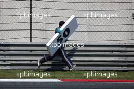 A marshal with a 50 meter board. 15.04.2018. Formula 1 World Championship, Rd 3, Chinese Grand Prix, Shanghai, China, Race Day.