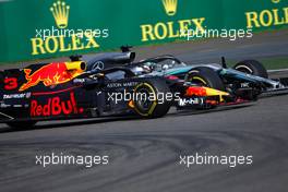 Daniel Ricciardo (AUS) Red Bull Racing and Lewis Hamilton (GBR) Mercedes AMG F1   15.04.2018. Formula 1 World Championship, Rd 3, Chinese Grand Prix, Shanghai, China, Race Day.