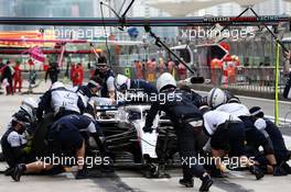 Lance Stroll (CDN) Williams FW41 practices a pit stop.