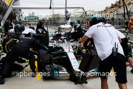 Lewis Hamilton (GBR) Mercedes AMG F1 W09 practices a pit stop. 14.04.2018. Formula 1 World Championship, Rd 3, Chinese Grand Prix, Shanghai, China, Qualifying Day.