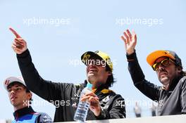 (L to R): Carlos Sainz Jr (ESP) Renault Sport F1 Team and Fernando Alonso (ESP) McLaren on the drivers parade. 15.04.2018. Formula 1 World Championship, Rd 3, Chinese Grand Prix, Shanghai, China, Race Day.