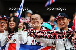 Lewis Hamilton (GBR) Mercedes AMG F1 fans in the grandstand. 15.04.2018. Formula 1 World Championship, Rd 3, Chinese Grand Prix, Shanghai, China, Race Day.