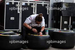 Sauber F1 Team mechanic with Pirelli tyres. 15.04.2018. Formula 1 World Championship, Rd 3, Chinese Grand Prix, Shanghai, China, Race Day.