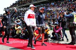 (L to R): Marcus Ericsson (SWE) Sauber F1 Team and Sergio Perez (MEX) Sahara Force India F1 on the drivers parade. 15.04.2018. Formula 1 World Championship, Rd 3, Chinese Grand Prix, Shanghai, China, Race Day.