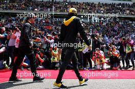 Carlos Sainz Jr (ESP) Renault Sport F1 Team and Fernando Alonso (ESP) McLaren on the drivers parade. 15.04.2018. Formula 1 World Championship, Rd 3, Chinese Grand Prix, Shanghai, China, Race Day.