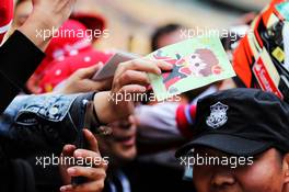 Fans at the autograph signing. 12.04.2018. Formula 1 World Championship, Rd 3, Chinese Grand Prix, Shanghai, China, Preparation Day.