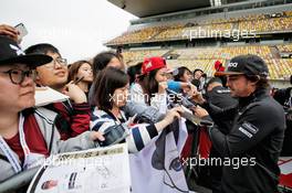 Fernando Alonso (ESP) McLaren signs autographs for the fans. 12.04.2018. Formula 1 World Championship, Rd 3, Chinese Grand Prix, Shanghai, China, Preparation Day.