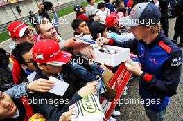 Brendon Hartley (NZL) Scuderia Toro Rosso signs autographs for the fans. 12.04.2018. Formula 1 World Championship, Rd 3, Chinese Grand Prix, Shanghai, China, Preparation Day.