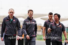 Romain Grosjean (FRA) Haas F1 Team walks the circuit with the team. 12.04.2018. Formula 1 World Championship, Rd 3, Chinese Grand Prix, Shanghai, China, Preparation Day.