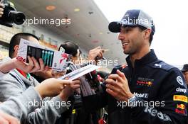 Daniel Ricciardo (AUS) Red Bull Racing signs autographs for the fans. 12.04.2018. Formula 1 World Championship, Rd 3, Chinese Grand Prix, Shanghai, China, Preparation Day.