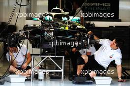Mercedes AMG F1 mechanics prepare a Mercedes AMG F1 W09. 12.04.2018. Formula 1 World Championship, Rd 3, Chinese Grand Prix, Shanghai, China, Preparation Day.