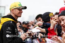 Nico Hulkenberg (GER) Renault Sport F1 Team signs autographs for the fans. 12.04.2018. Formula 1 World Championship, Rd 3, Chinese Grand Prix, Shanghai, China, Preparation Day.