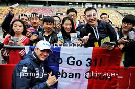 Esteban Ocon (FRA) Sahara Force India F1 Team with fans. 12.04.2018. Formula 1 World Championship, Rd 3, Chinese Grand Prix, Shanghai, China, Preparation Day.