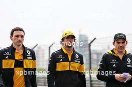 Carlos Sainz Jr (ESP) Renault Sport F1 Team walks the circuit with the team. 12.04.2018. Formula 1 World Championship, Rd 3, Chinese Grand Prix, Shanghai, China, Preparation Day.