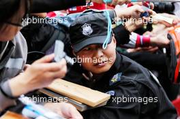 Fans at the autograph signing. 12.04.2018. Formula 1 World Championship, Rd 3, Chinese Grand Prix, Shanghai, China, Preparation Day.