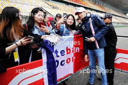 Esteban Ocon (FRA) Sahara Force India F1 Team with fans. 12.04.2018. Formula 1 World Championship, Rd 3, Chinese Grand Prix, Shanghai, China, Preparation Day.
