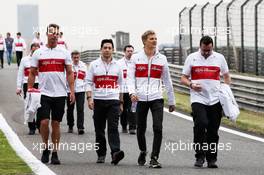 Marcus Ericsson (SWE) Sauber F1 Team walks the circuit with the team. 12.04.2018. Formula 1 World Championship, Rd 3, Chinese Grand Prix, Shanghai, China, Preparation Day.