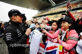 Valtteri Bottas (FIN) Mercedes AMG F1 signs autographs for the fans. 12.04.2018. Formula 1 World Championship, Rd 3, Chinese Grand Prix, Shanghai, China, Preparation Day.