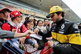 Carlos Sainz Jr (ESP) Renault Sport F1 Team signs autographs for the fans. 12.04.2018. Formula 1 World Championship, Rd 3, Chinese Grand Prix, Shanghai, China, Preparation Day.