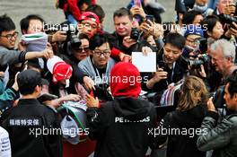 Lewis Hamilton (GBR) Mercedes AMG F1 signs autographs for the fans. 12.04.2018. Formula 1 World Championship, Rd 3, Chinese Grand Prix, Shanghai, China, Preparation Day.