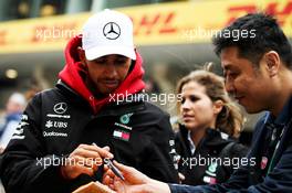 Lewis Hamilton (GBR) Mercedes AMG F1 signs autographs for the fans. 12.04.2018. Formula 1 World Championship, Rd 3, Chinese Grand Prix, Shanghai, China, Preparation Day.