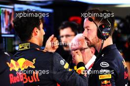 Daniel Ricciardo (AUS) Red Bull Racing with Simon Rennie (GBR) Red Bull Racing Race Engineer. 11.05.2018. Formula 1 World Championship, Rd 5, Spanish Grand Prix, Barcelona, Spain, Practice Day.