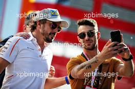 Fernando Alonso (ESP) McLaren with fans. 11.05.2018. Formula 1 World Championship, Rd 5, Spanish Grand Prix, Barcelona, Spain, Practice Day.