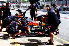 Daniel Ricciardo (AUS) Red Bull Racing RB14 has his front wing changed. 11.05.2018. Formula 1 World Championship, Rd 5, Spanish Grand Prix, Barcelona, Spain, Practice Day.