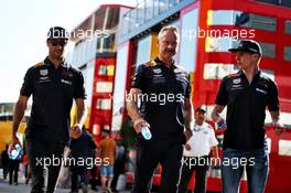 (L to R): Daniel Ricciardo (AUS) Red Bull Racing with Paul Monaghan (GBR) Red Bull Racing Chief Engineer and Max Verstappen (NLD) Red Bull Racing. 11.05.2018. Formula 1 World Championship, Rd 5, Spanish Grand Prix, Barcelona, Spain, Practice Day.