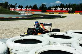 Daniel Ricciardo (AUS) Red Bull Racing RB14 crashes in the first practice session. 11.05.2018. Formula 1 World Championship, Rd 5, Spanish Grand Prix, Barcelona, Spain, Practice Day.