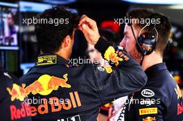 Daniel Ricciardo (AUS) Red Bull Racing with Simon Rennie (GBR) Red Bull Racing Race Engineer. 11.05.2018. Formula 1 World Championship, Rd 5, Spanish Grand Prix, Barcelona, Spain, Practice Day.