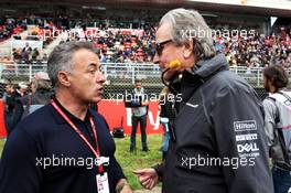 (L to R): Jean Alesi (FRA) with Mansour Ojjeh, McLaren shareholder on the grid. 13.05.2018. Formula 1 World Championship, Rd 5, Spanish Grand Prix, Barcelona, Spain, Race Day.
