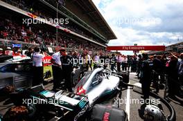 Lewis Hamilton (GBR) Mercedes AMG F1 W09 on the grid. 13.05.2018. Formula 1 World Championship, Rd 5, Spanish Grand Prix, Barcelona, Spain, Race Day.