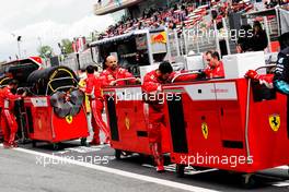 Ferrari mechanics prepare to head to the grid. 13.05.2018. Formula 1 World Championship, Rd 5, Spanish Grand Prix, Barcelona, Spain, Race Day.