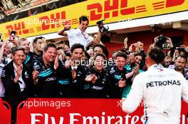 Race winner Lewis Hamilton (GBR) Mercedes AMG F1 celebrates with the team in parc ferme. 13.05.2018. Formula 1 World Championship, Rd 5, Spanish Grand Prix, Barcelona, Spain, Race Day.
