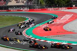 Max Verstappen (NLD) Red Bull Racing RB14 and Daniel Ricciardo (AUS) Red Bull Racing RB14 at the start of the race. 13.05.2018. Formula 1 World Championship, Rd 5, Spanish Grand Prix, Barcelona, Spain, Race Day.