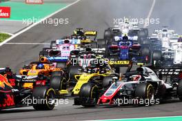 Carlos Sainz Jr (ESP) Renault Sport F1 Team RS18 at the start of the race. 13.05.2018. Formula 1 World Championship, Rd 5, Spanish Grand Prix, Barcelona, Spain, Race Day.