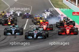 Lewis Hamilton (GBR) Mercedes AMG F1 W09 leads at the start of the race. 13.05.2018. Formula 1 World Championship, Rd 5, Spanish Grand Prix, Barcelona, Spain, Race Day.
