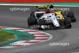 Marcus Ericsson (SWE) Sauber F1 Team and Carlos Sainz Jr (ESP) Renault F1 Team  13.05.2018. Formula 1 World Championship, Rd 5, Spanish Grand Prix, Barcelona, Spain, Race Day.
