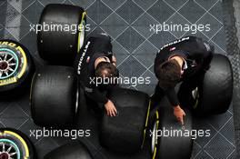 Mercedes AMG F1 mechanics with Pirelli tyres. 12.05.2018. Formula 1 World Championship, Rd 5, Spanish Grand Prix, Barcelona, Spain, Qualifying Day.