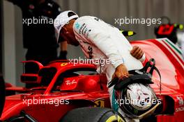 Lewis Hamilton (GBR) Mercedes AMG F1 looks at the Ferrari SF71H cockpit of Kimi Raikkonen (FIN). 12.05.2018. Formula 1 World Championship, Rd 5, Spanish Grand Prix, Barcelona, Spain, Qualifying Day.