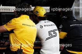 Carlos Sainz Jr (ESP) Renault Sport F1 Team with Ciaron Pilbeam (GBR) Renault Sport F1 Team Chief Race Engineer on the pit gantry. 12.05.2018. Formula 1 World Championship, Rd 5, Spanish Grand Prix, Barcelona, Spain, Qualifying Day.