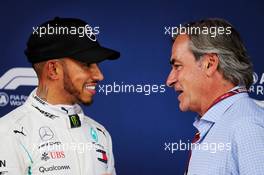 (L to R): Lewis Hamilton (GBR) Mercedes AMG F1 with Carlos Sainz (ESP) in qualifying parc ferme. 12.05.2018. Formula 1 World Championship, Rd 5, Spanish Grand Prix, Barcelona, Spain, Qualifying Day.